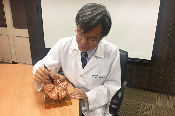 书田诊所神经内科主任医师黄启训说明视网膜型偏头痛。 （摄影/林紫馨）