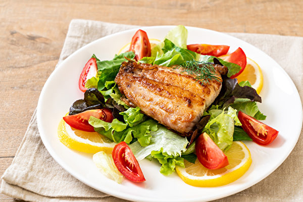 在宋醫師的減重餐盤中，蔬菜要多樣，蛋白質以魚肉、家禽肉等為佳。(Shutterstock)