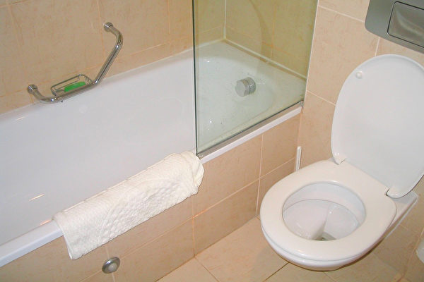在使用浴室後，應先用冷水把洗澡留下的皂垢沖走，避免黴菌滋生。(Pixabay)