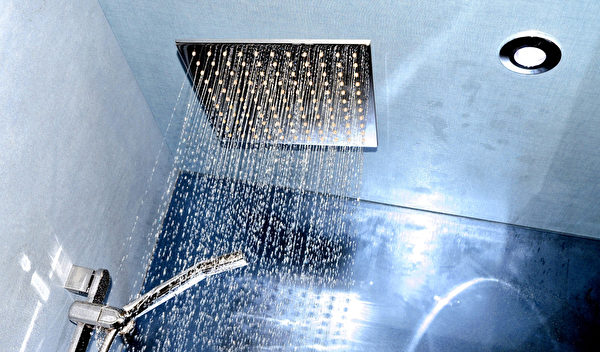 用完浴室，最好去除天花板的水滴。单是这样就是非常有效的霉菌应对法。(Shutterstock)
