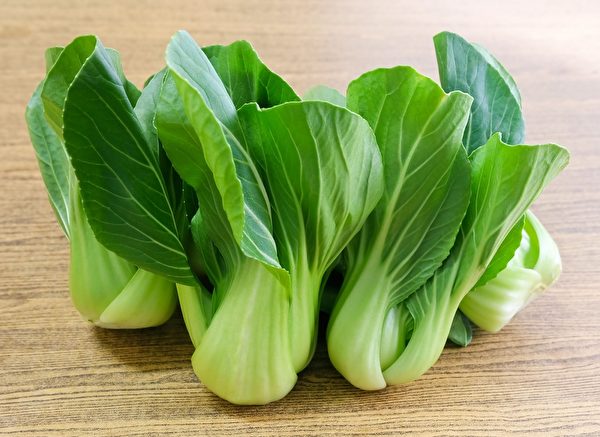 葉菜類蔬菜在冷藏之前應該先將水分拍乾，避免腐壞。(Shutterstock)