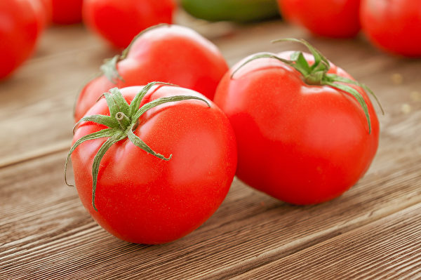 每天吃2颗番茄，可预防肺阻塞和肺癌，延缓肺功能退化。(Shutterstock)
