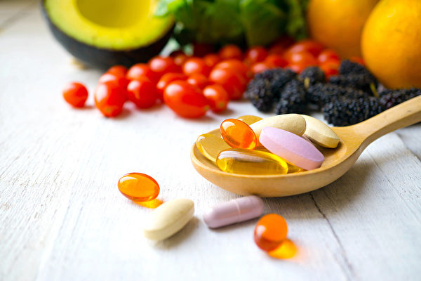 研究表明，通過食物補充維生素能降低死亡風險，而不是維生素補充劑。(Shutterstock)