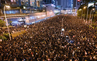 组图5：香港入夜 抗议人潮仍挤爆街头