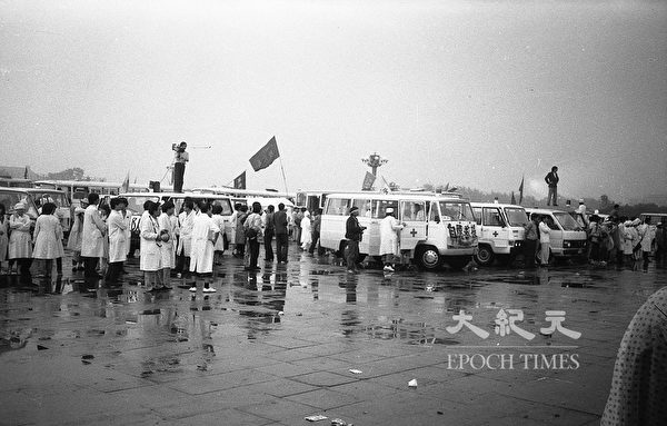 1989年六四前夕北京天安门广场，自愿救援医护人员待命。（蒋一平提供）