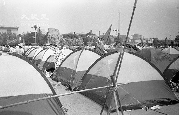 1989年六四前夕北京天安门广场，香港民众捐赠的帐篷。（蒋一平提供）