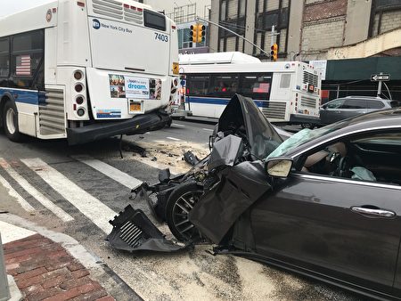 追尾撞公交車,瑪莎拉蒂(Maserati)車頭被撞毀,面目全非。