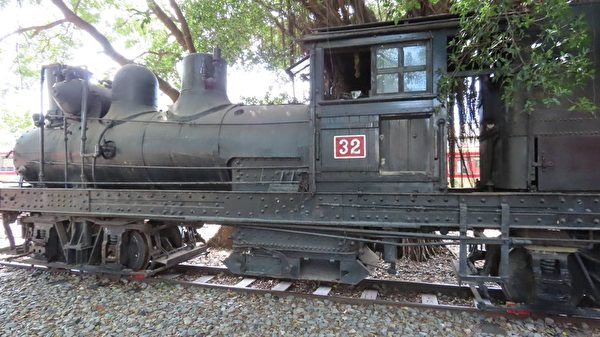 台阿里山百年蒸汽老火车回家 百岁人瑞相迎