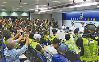 抗议港警滥用暴力 记者戴头盔出席记者会