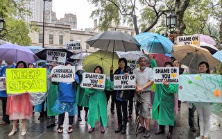 家長市議會前雨中示威 籲教育總監下臺
