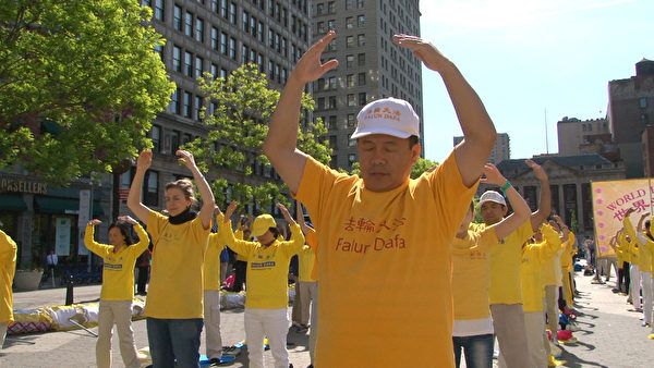 2017年5月，刘晓斌（中）在纽约参加庆祝世界法轮大法日系列活动。（刘晓斌提供）