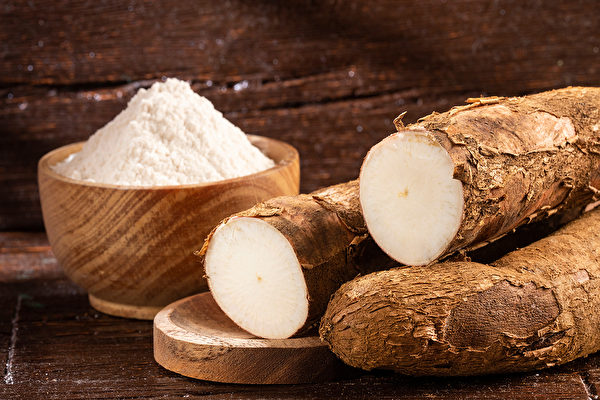 在甜木薯中，毒物集中在木薯表面附近，剥皮和烹饪会去除所有毒素。(Shutterstock)