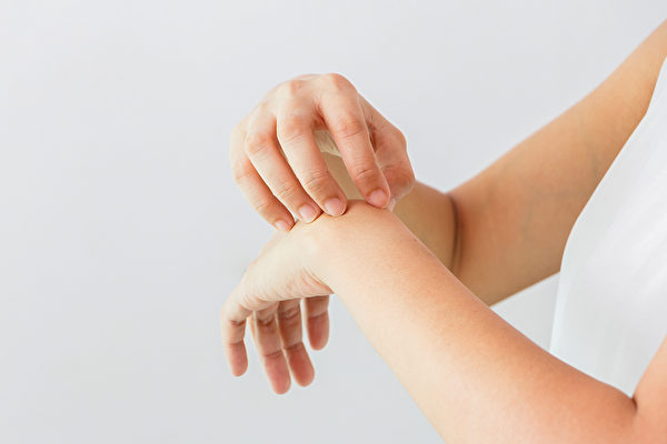 汗皰疹好發於手掌、手指、腳部，中醫如何治療？(Shutterstock)