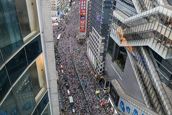 Protesters march during a rally against a controversial extradition law proposal in Hong Kong on June 9, 2019. - Huge protest crowds thronged Hong Kong on June 9 as anger swells over plans to allow extraditions to China, a proposal that has sparked the biggest public backlash against the city's pro-Beijing leadership in years. (Photo by DALE DE LA REY / AFP) (Photo credit should read 