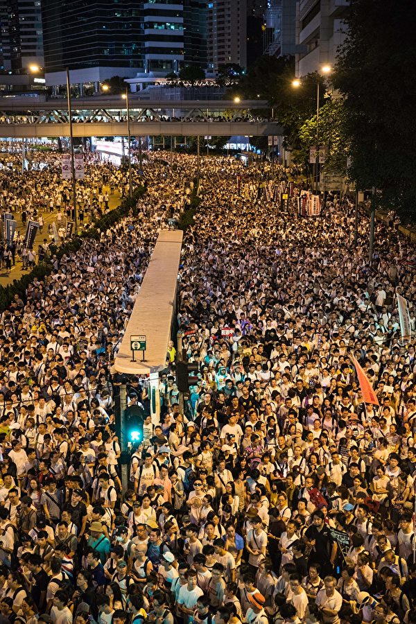 Protesters attend a rally against a controversial extradition law proposal in Hong Kong on June 9, 2019. - Hong Kong witnessed its largest street protest in at least 15 years on June 9 as crowds massed against plans to allow extraditions to China, a proposal that has sparked a major backlash against the city's pro-Beijing leadership. (Photo by DALE DE LA REY / AFP) (Photo credit should read