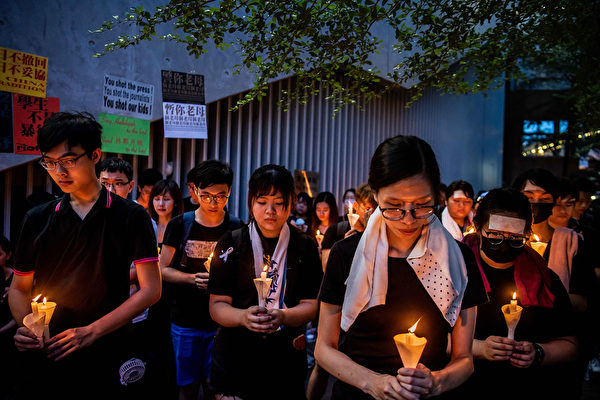 香港民眾聚在一起悼念6月15日在金鐘太古廣場、疑因情緒激動發生意外墜下的男子。（Billy H.C. Kwok/Getty Images)