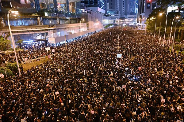 抗议人群不仅未散去，而且依然大声疾呼撤回恶法、要求香港特首林郑月娥下台。（HECTOR RETAMAL/AFP/Getty Images)