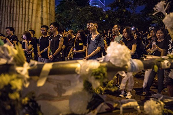 香港民眾聚在一起悼念6月15日在金鐘太古廣場、疑因情緒激動發生意外墜下的男子。（DALE DE LA REY/AFP/Getty Images)
