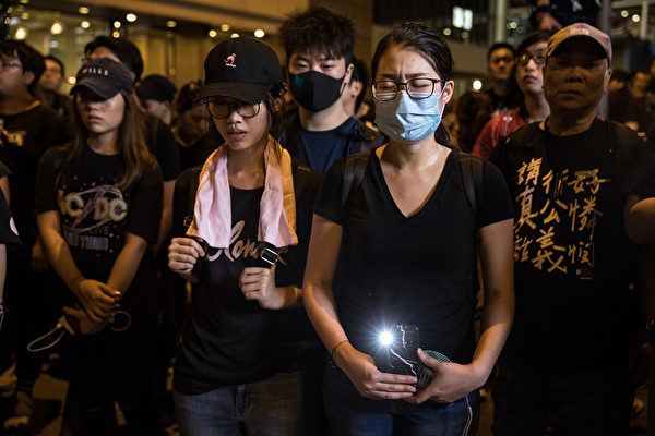 香港民众聚在一起悼念6月15日在金钟太古广场、疑因情绪激动发生意外坠下的男子。（DALE DE LA REY/AFP/Getty Images)