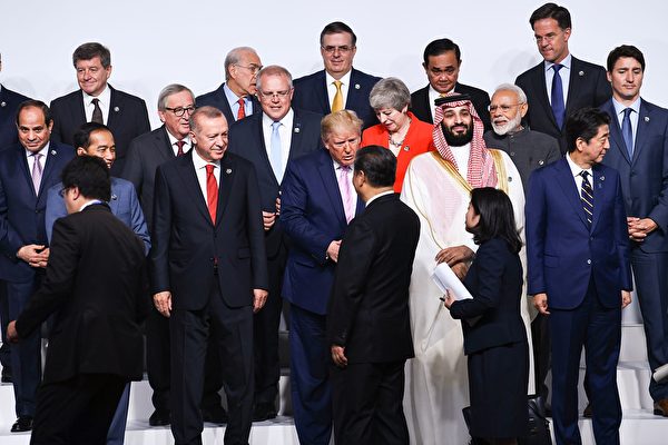 6月28日，川普（特朗普）總統與習近平在G20峰會大合照上握手。