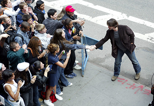 2003年5月，基努·里維斯在紐約時代廣場和粉絲握手。( Scott Gries/Getty Images)