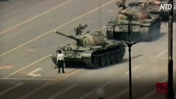 1989年六四事件中，一名在長安街上隻身阻擋中共解放軍坦克車隊前進的男子。（新唐人電視台視頻截圖）