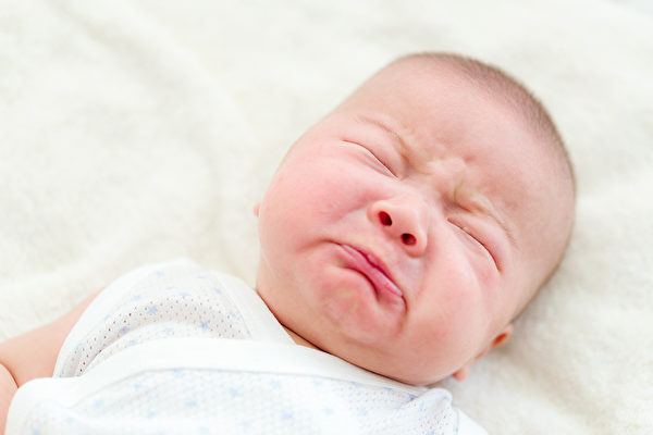 寶寶哭鬧時，避免用力搖晃造成嬰兒搖晃症候群。應該如何安撫？(Shutterstock)