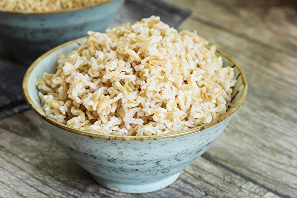 糙米營養豐富，富含膳食纖維，但不是所有人都適合吃。(Shutterstock)