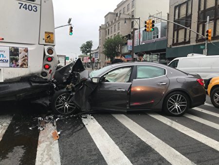 追尾撞公交車,瑪莎拉蒂(Maserati)車頭被撞毀,面目全非。