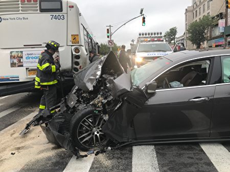追尾撞公交車,瑪莎拉蒂(Maserati)車頭被撞毀,面目全非。