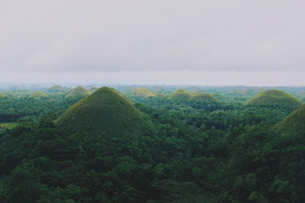 菲律宾世界级奇景——巧克力山。（公有领域）
