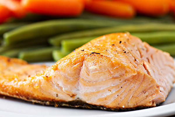 高脂鱼类是Omega-3脂肪酸的绝佳来源，有助改善视力、抗发炎。(Shutterstock)