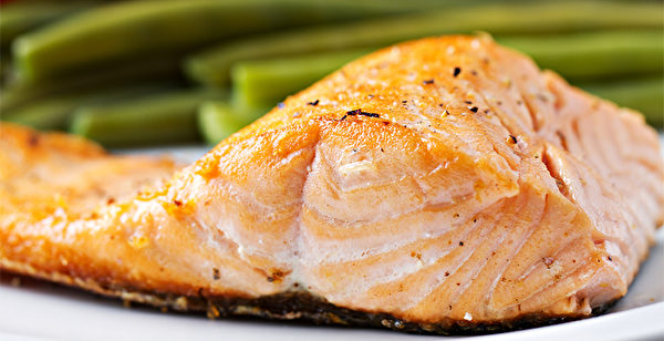 高脂鱼类是Omega-3脂肪酸的绝佳来源，有助改善视力、抗发炎。(Shutterstock)