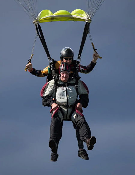 爱好冒险的95岁的耄耋老人叫亨利·马登思（Henry Martens）高空跳伞募善款。（加通社）