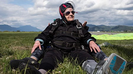 愛好冒險的95歲的耄耋老人叫亨利·馬登思（Henry Martens）高空跳伞募善款。（加通社）