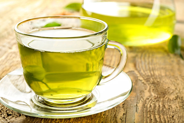 绿茶可以让体表清凉下来，帮气壮血旺体质的人避免蚊子叮咬。(Shutterstock)