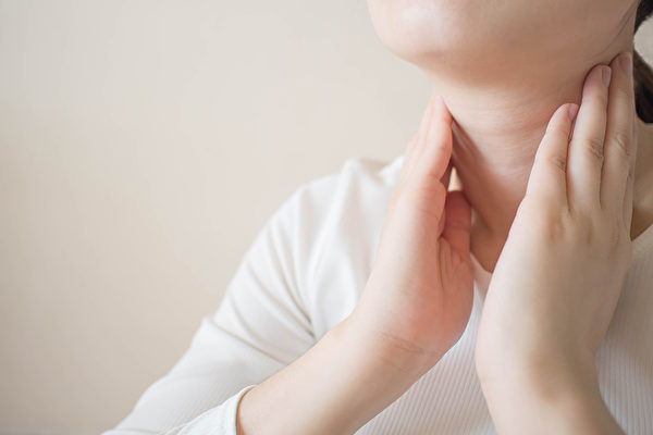甲状腺癌大部分起始症状是颈部结节（颈部有肿块），但不必特别担忧。(Shutterstock)