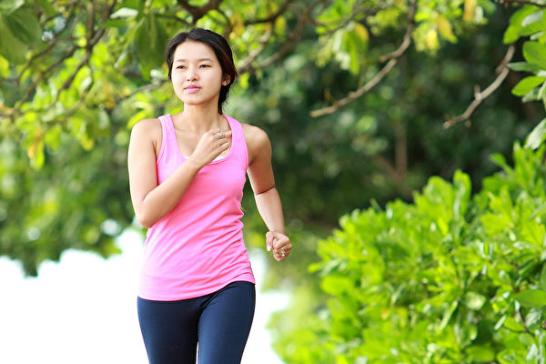 健走、散步等韵律运动是增加血清素、纾解压力的绝佳天然方法。(Shutterstock)