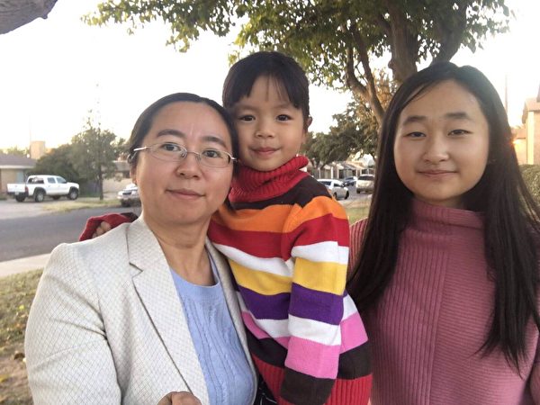 謝陽太太陳桂秋與女兒在美國。（謝陽提供）