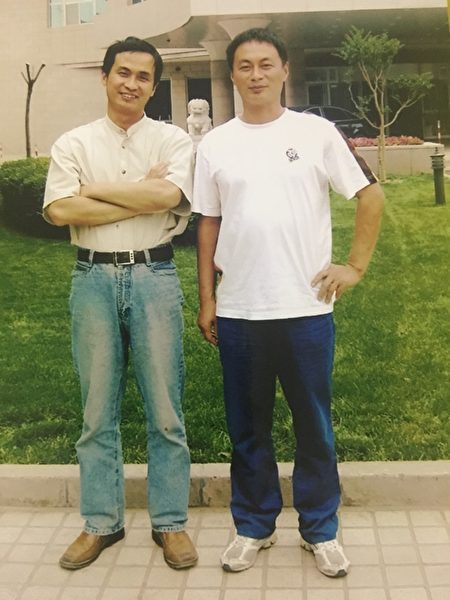 “709”律师谢燕益（左）和哥哥谢维合影。（谢维提供）