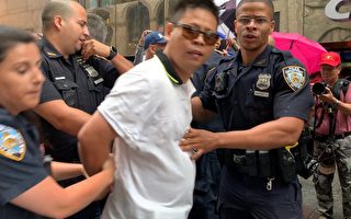 蔡英文过境纽约 酒店外亲共分子打人 一人被捕