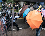 組圖2：港民以雨傘口罩抵抗噴椒和警棍