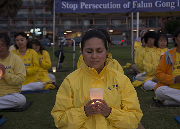 反迫害20年 圣地亚哥法轮功举行烛光悼念