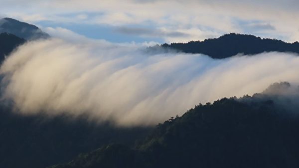 阿里山同现日出云海云瀑 摄影师：生平仅见