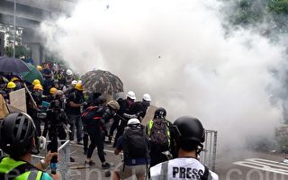 组图5：元朗警方施放催泪弹驱散人群