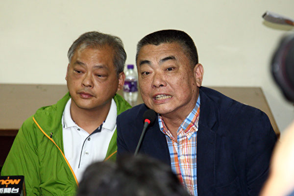 青关会荣誉会长和顾问名单中，还包括多个知名乡黑人物，包括绰号“高佬和”的前元朗屏山乡乡事委员会主席曾树和。曾与前特首梁振英关系密切，2013年曾号召人马到天水围支持梁振英落区。（大纪元资料图）