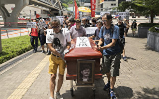 香港社民連抬真棺材抗議特首拒撤回惡法