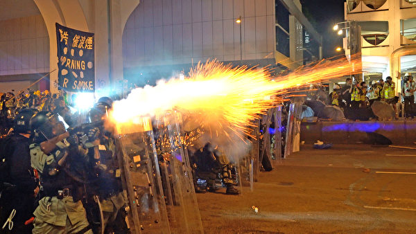 7月28日入夜，在香港西环，警民爆激烈冲突。港警多次施放催泪弹等驱赶示威者。（李逸/大纪元）