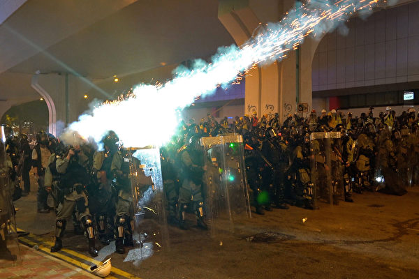 7月28日入夜，在香港西环，警民爆激烈冲突。港警多次施放催泪弹等驱赶示威者。（李逸/大纪元）