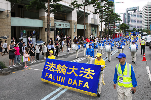 7月20日，韩国的反迫害20周年纪念活动吸引了大量行人驻足观看。